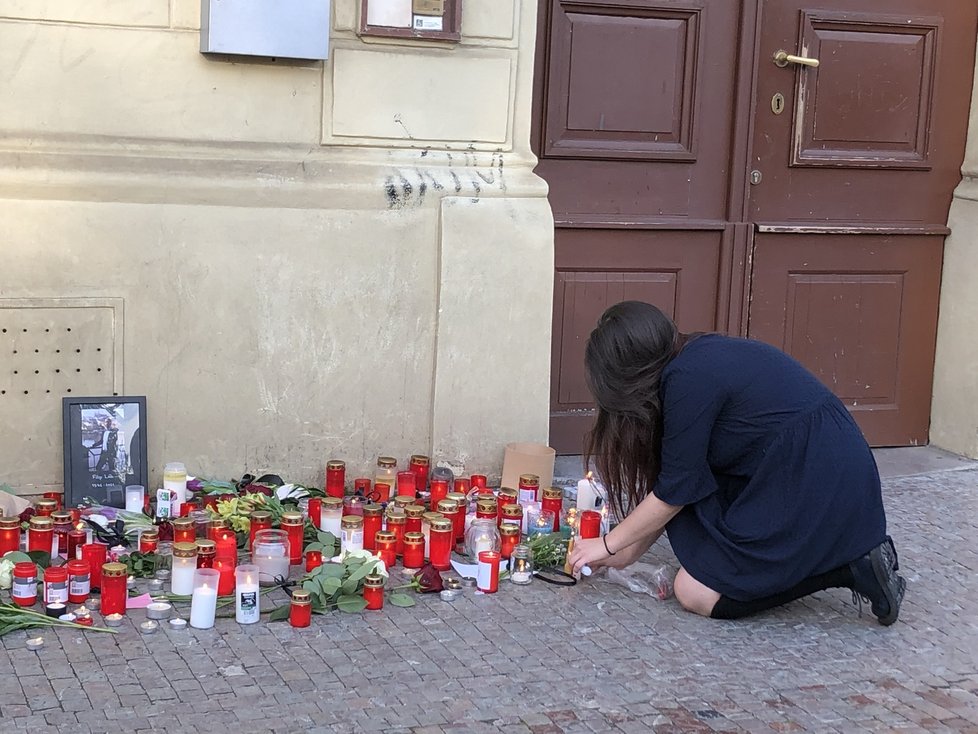 Před Fakultou sociálních věd vzniklo spontánní pietní místo. Studenti zapálením svíčky vzpomněli na nečekaně zesnulého pedagoga Filipa Lába