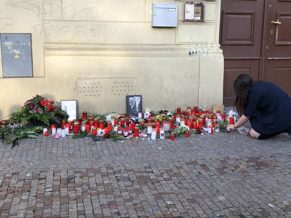 Studenti zapálením svíčky vzpomněli na nečekaně zesnulého pedagoga Filipa Lába