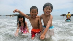 Na pláži 65 kilometrů od Fukušimy si dnes již v poklidu hrají děti. Zda radiace ohrozila i japonskou populaci, to však nadále zkoumají vědci
