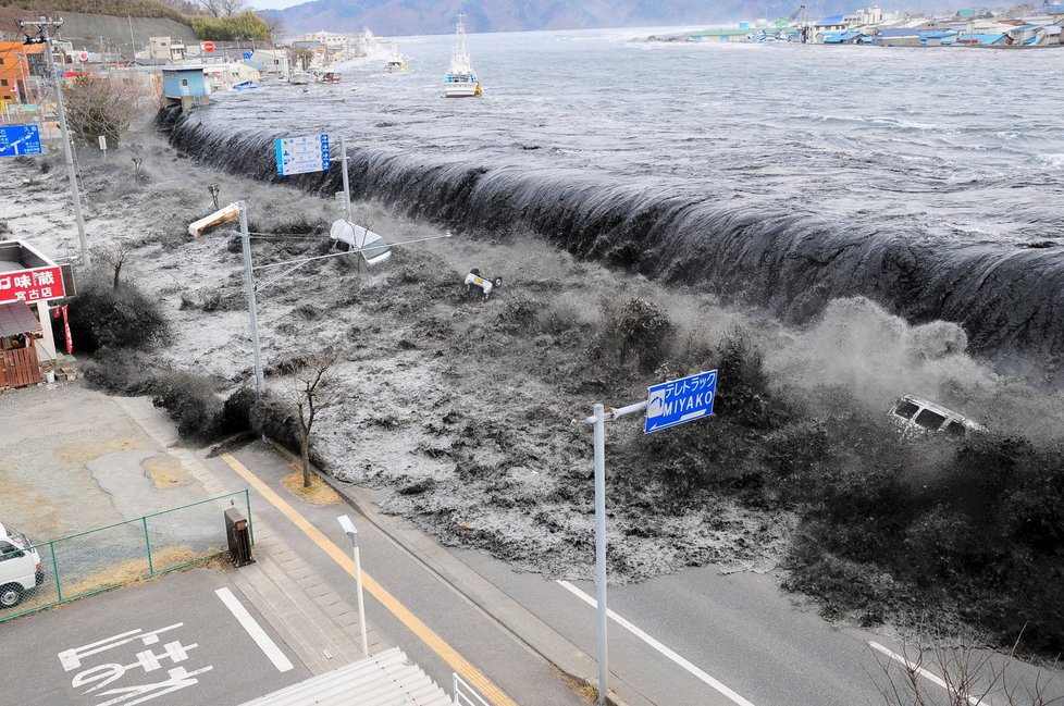Zemětřesení vyvolalo i vlnu tsunami.