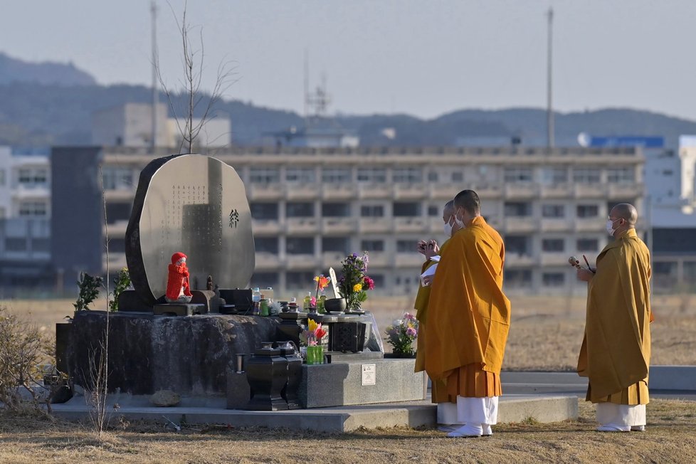 Lidé uctili památku obětí zemětřesení, tsunami a následné jaderné havárie ve Fukušimě, od níž uplynulo 10 let (11. 3. 2021)
