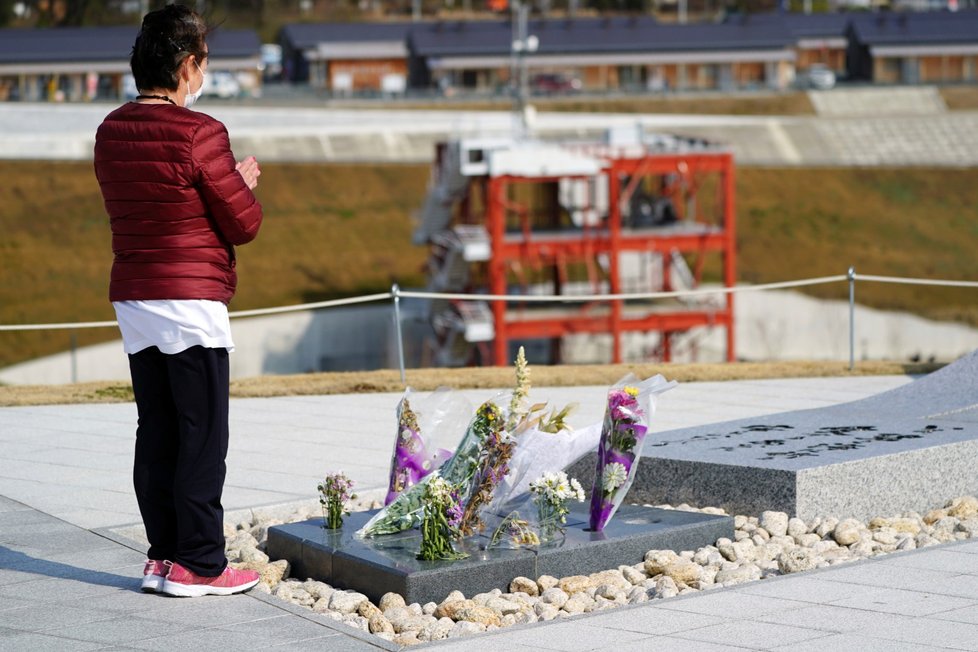 Lidé uctili památku obětí zemětřesení, tsunami a následné jaderné havárie ve Fukušimě, od níž uplynulo 10 let (11. 3. 2021)