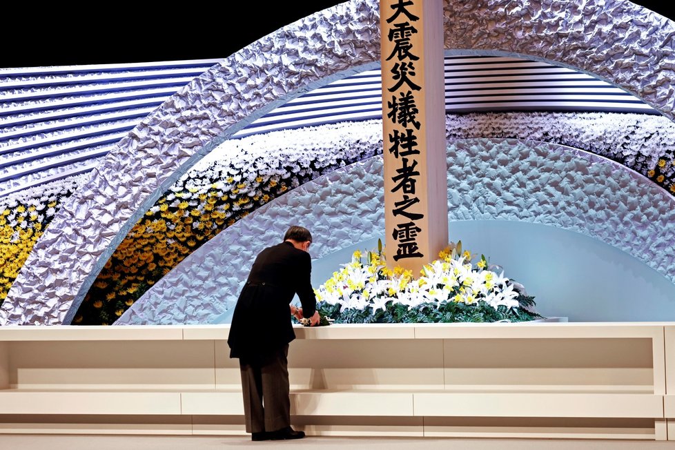 Japonský císař Nahurito s císařovnou Masuko uctili oběti zemětřesení, tsunami a následné jaderné havárie ve Fukušimě, od níž uplynulo 10 let (11. 3. 2021)