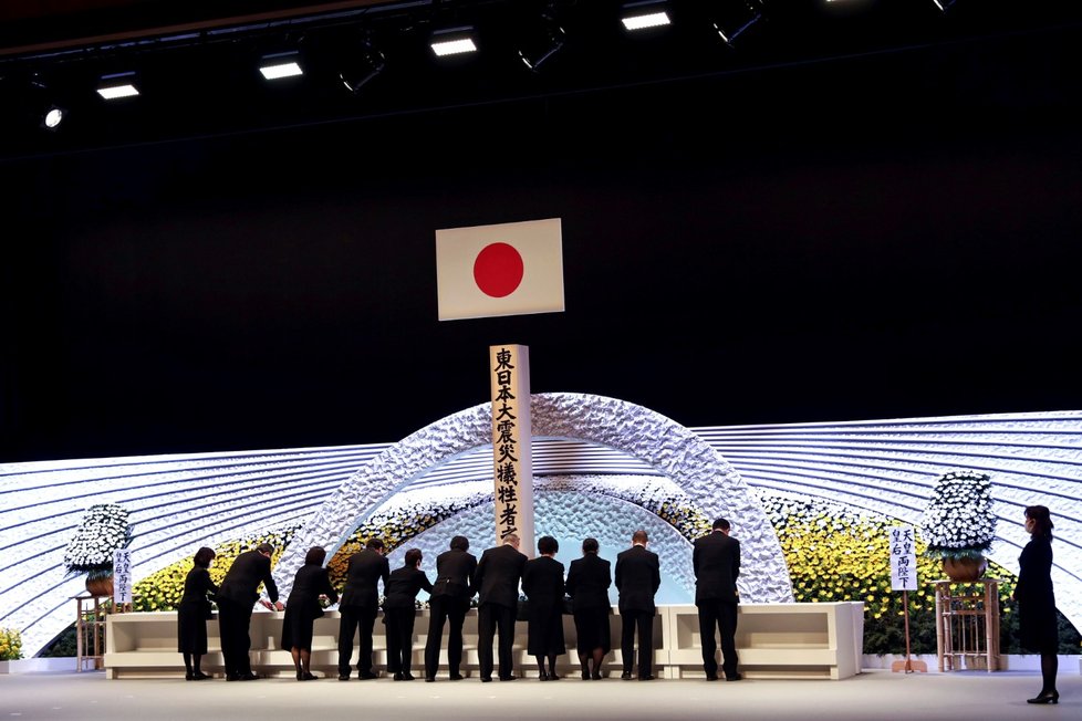 Japonský císař Nahurito s císařovnou Masuko uctili oběti zemětřesení, tsunami a následné jaderné havárie ve Fukušimě, od níž uplynulo 10 let (11. 3. 2021)