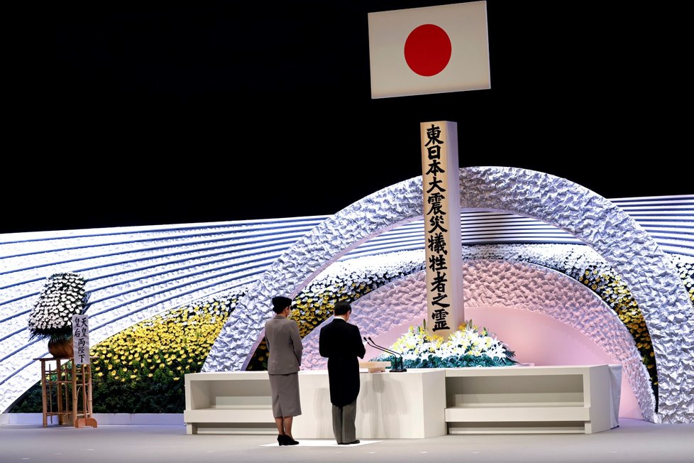 Japonský císař Nahurito s císařovnou Masuko uctili oběti zemětřesení, tsunami a následné jaderné havárie ve Fukušimě, od níž uplynulo 10 let (11. 3. 2021)