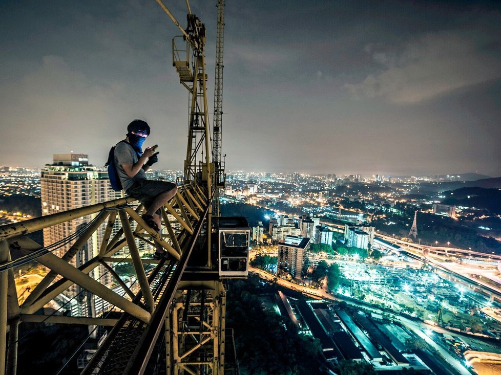 Fotograf Keow je srdcem dobrodruh. Doma v Kuala Lumpuru si za šplhání a divoká selfíčka na mrakodrapech vykoledoval pokutu a od novin přezdívku Spider-Man.