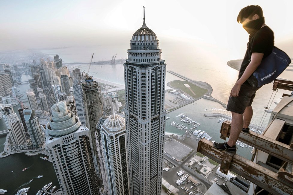 Fotograf Keow je srdcem dobrodruh. Doma v Kuala Lumpuru si za šplhání a divoká selfíčka na mrakodrapech vykoledoval pokutu a od novin přezdívku Spider-Man.