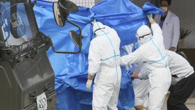 Pod modrou plachtou transportovali fukušimští záchranáři své zraněné kolegy