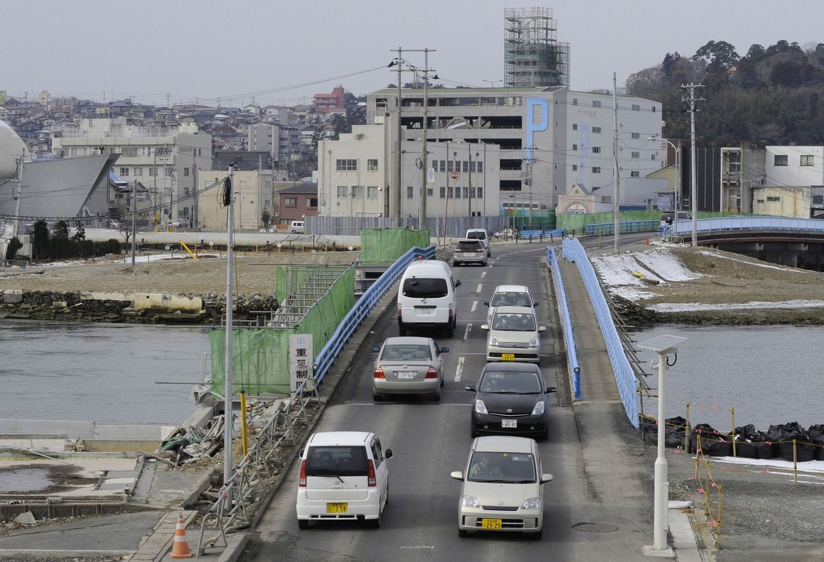 Břehy města Išinomaki už opět spojuje most.
