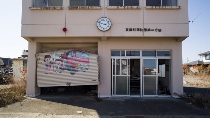 Prázdná hasičská stanice ve městě Futaba. její hodiny se zastavily několik minut po zemětřesení