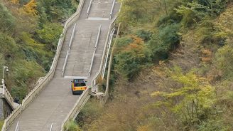V Číně zkusili napodobit slavnou jízdu do schodů. Je z toho mezinárodní ostuda V Číně zkusili napodobit slavnou jízdu do schodů. Je z toho mezinárodní ostuda