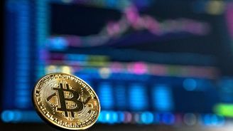 Bitcoin pod tlakem. Jeho kurz se na chvíli propadl pod devět tisíc dolarů