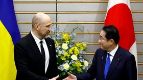 Japonský premiér Fumio Kišida s ukrajinským protějškem Denysem Šmyhalem