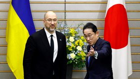 Japonský premiér Fumio Kišida s ukrajinským protějškem Denysem Šmyhalem