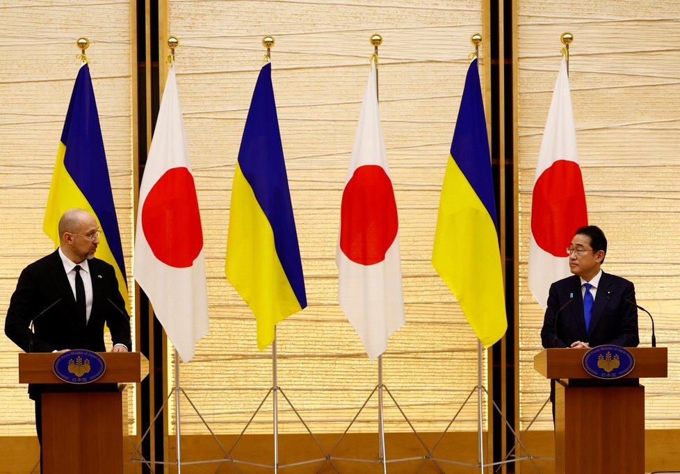 Japonský premiér Fumio Kišida s ukrajinským protějškem Denysem Šmyhalem (19. 2. 2024).