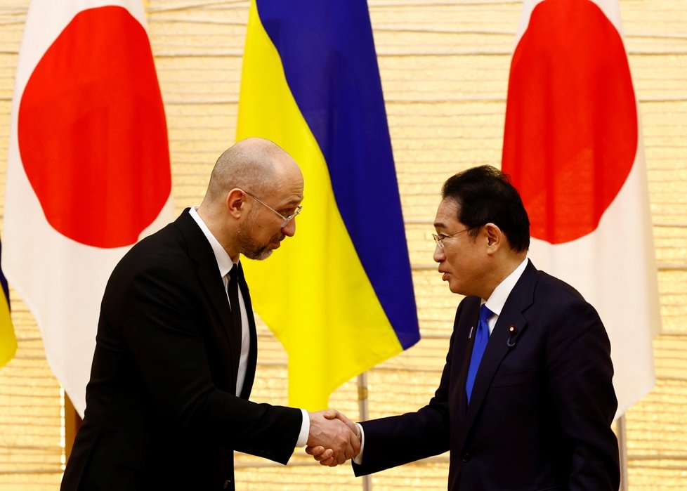 Japonský premiér Fumio Kišida s ukrajinským protějškem Denysem Šmyhalem (19. 2. 2024).