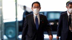 Fumio Kišida přebírá premiérský post.