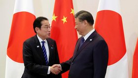 Japonský premiér Fumio Kišida a čínský prezident Si Ťin-pching na summitu APEC (16. 11. 2023)