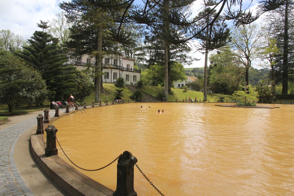 Obrovský termální bazén ve Furnas