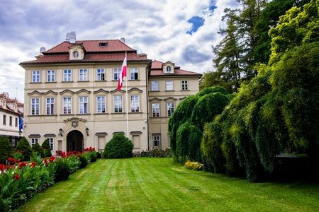 Velvyslanectví Polské republiky v Praze sídlí ve Fürstenberském paláci.