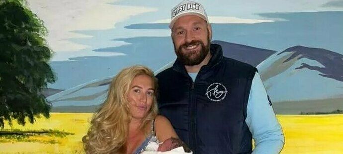 Tommy Fury se svou manželkou Paris a nově narozeným synem