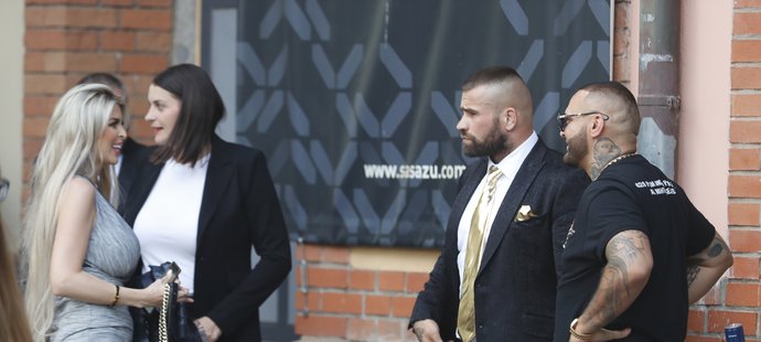 Karlos Vémola přivedl na setkání s Tysonem Furym také těhotnou partnerku Lelu, u vchodu se pozdravili s rapperem Rytmusem