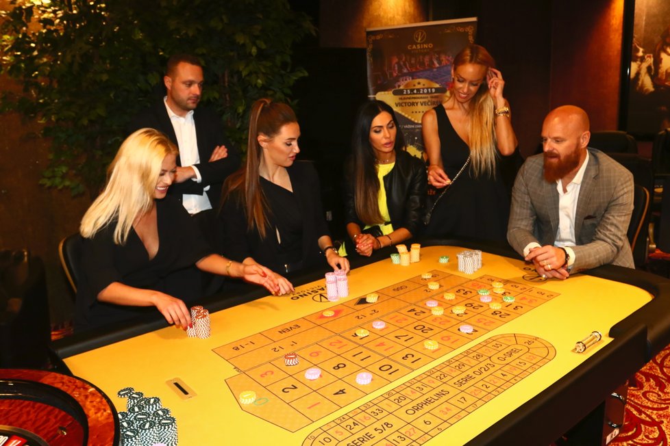 Modelky Kubíčková, Makarenko, Bučková a Mátlová si vyzkoušely hry v kasínu