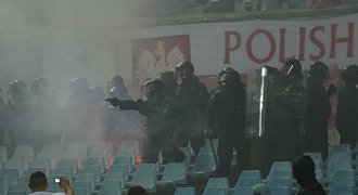 Fotbal v Bratislavě: Policista vytáhl na fanoušky pistoli!