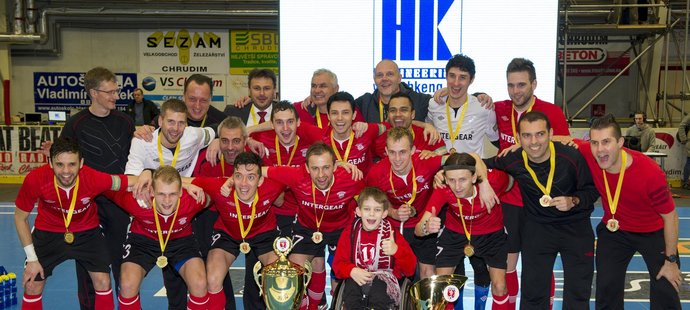 Futsalisté Chrudimi získali poosmé v historii domácí pohárovou trofej. Ve finále dnes ve vlastní hale porazili Plzeň vysoko 7:1. Soupeř skóroval až za stavu 0:4, po dvou gólech dali Michal Kovács a Felipe.