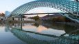 Futuristický most Míru přes řeku Kur