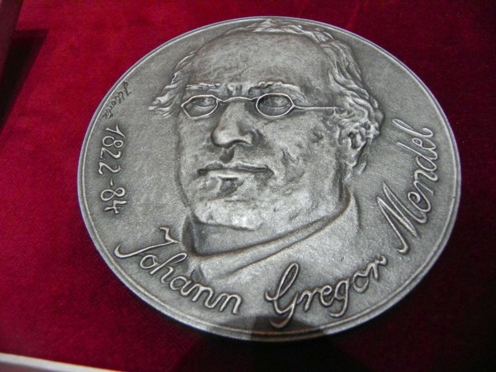 Pamětní medaile s vědcovým portrétem