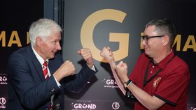 Miroslav Sládek se v kleci postaví Jiřímu Ovčáčkovi.