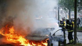 Summit G20 provázejí bouřlivé demonstrace, protestující spálily desítky aut.