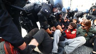 Protesty proti summitu G20 opět nabraly na síle. Hoří desítky aut, přes 110 policistů je zraněno