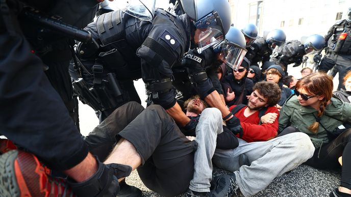 Summit G20 provázejí bouřlivé demonstrace, protestující spálily desítky aut.