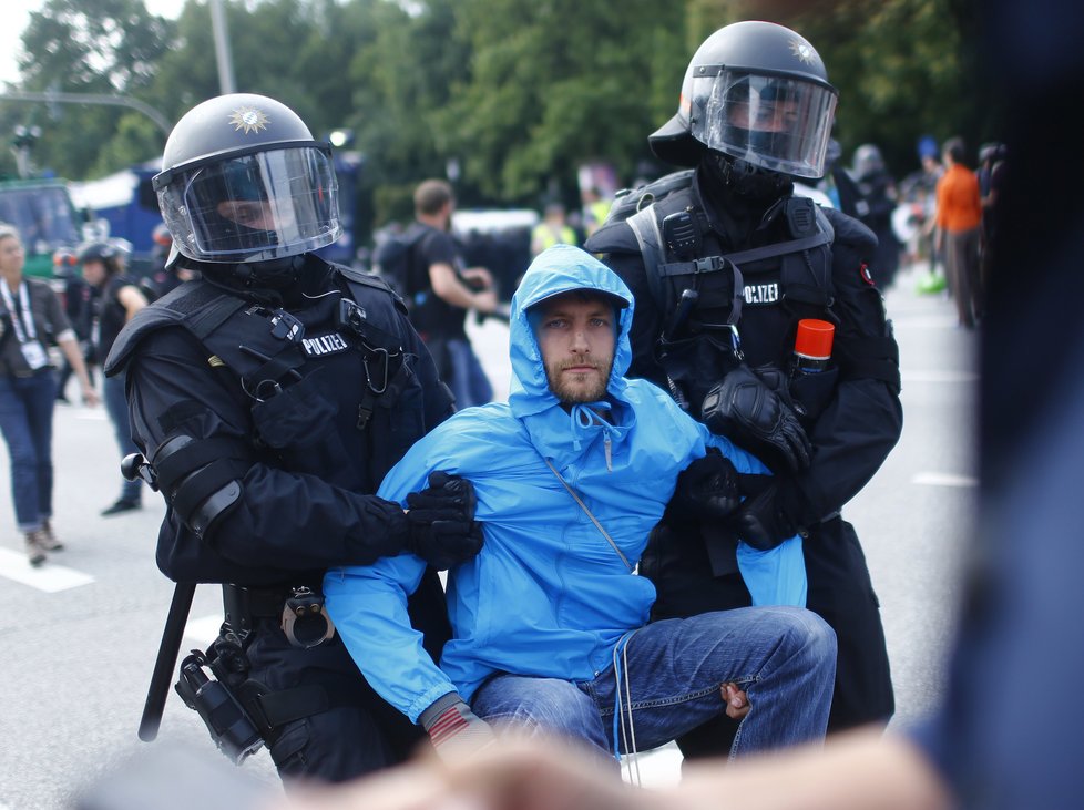 Summit G20 provázejí bouřlivé demonstrace, protestující spálili desítky aut.