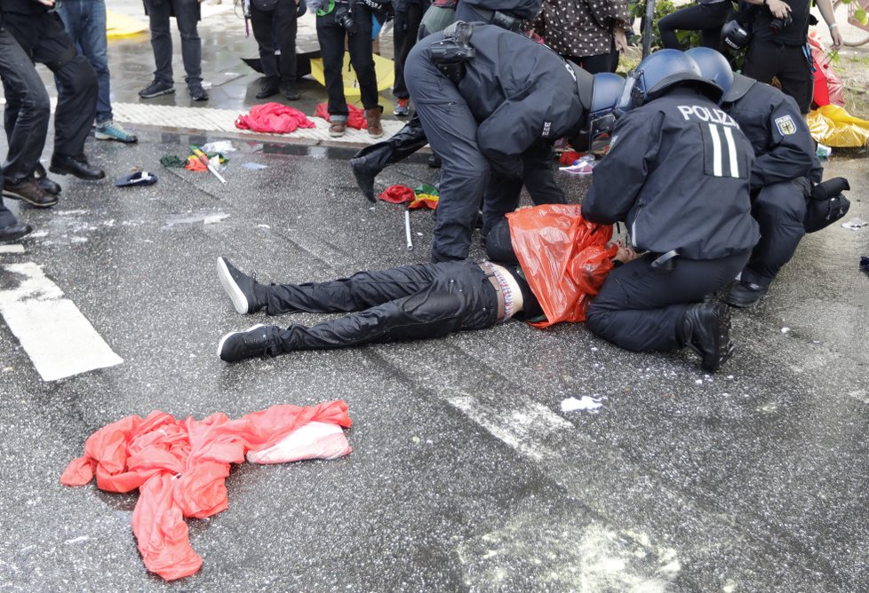 Summit G20 provázejí bouřlivé demonstrace, protestující spálili desítky aut.