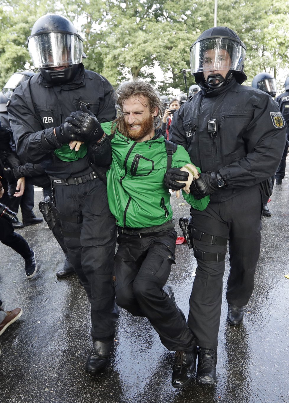 Summit G20 provázejí bouřlivé demonstrace, protestující spálili desítky aut.