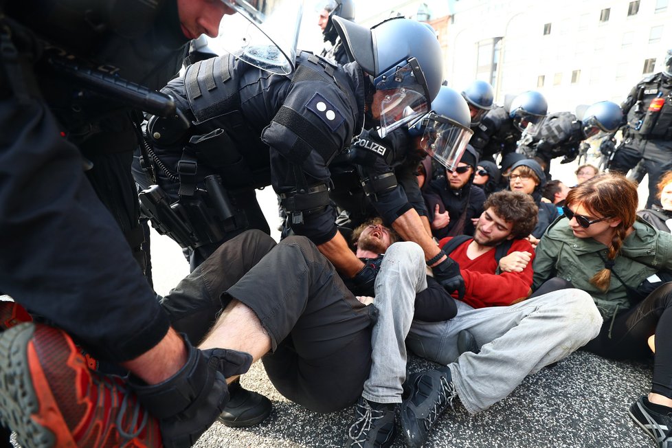 Summit G20 provázejí bouřlivé demonstrace, protestující spálili desítky aut.