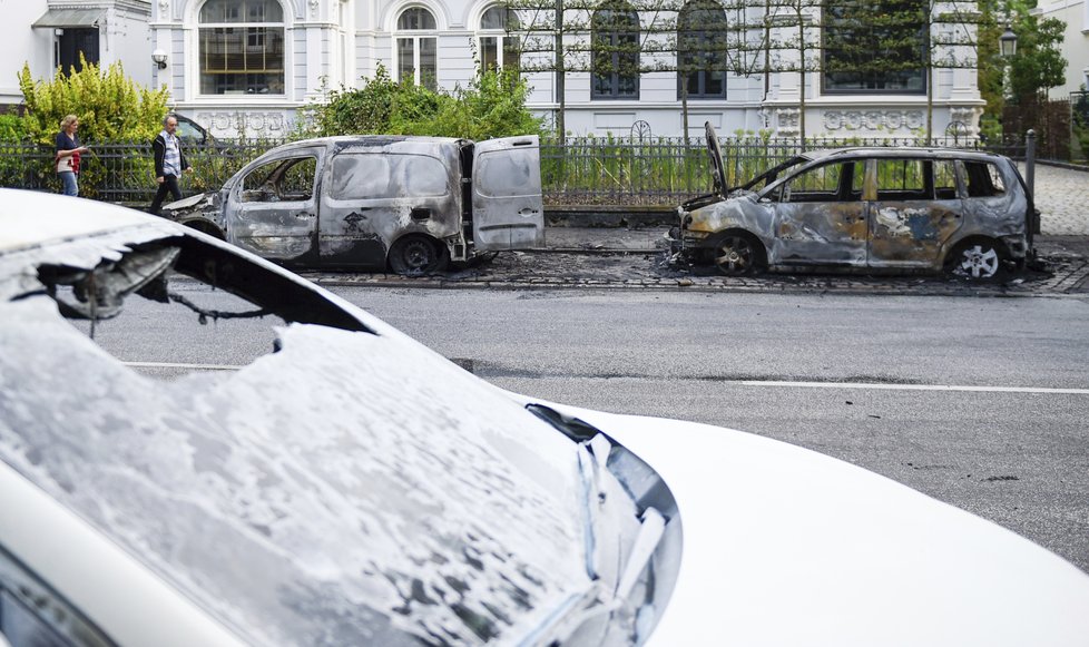 Summit G20 provázejí bouřlivé demonstrace, protestující spálili desítky aut.