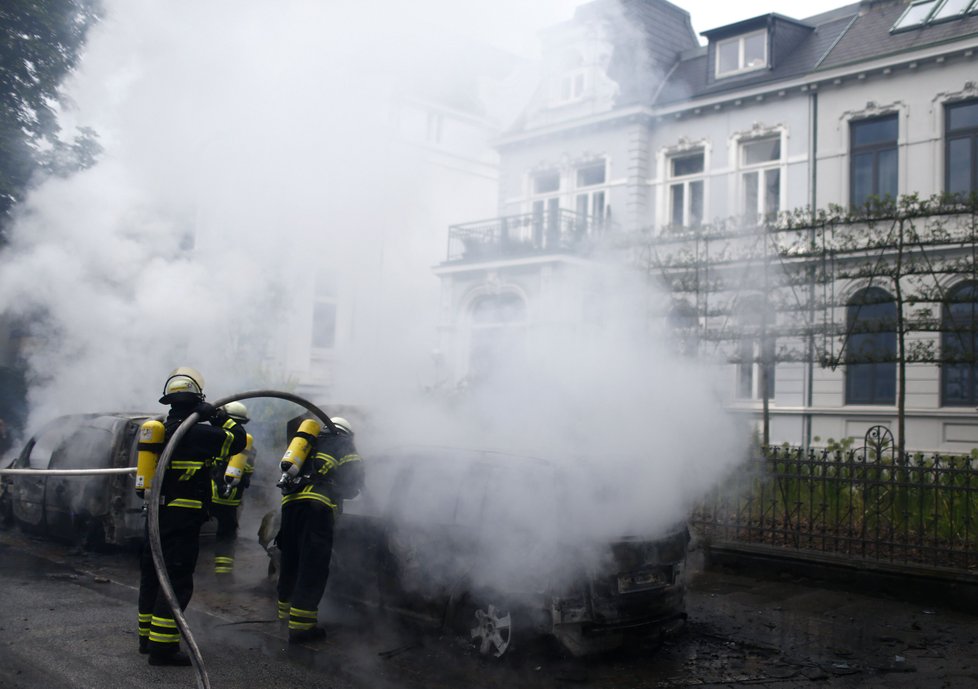 Summit G20 provázejí bouřlivé demonstrace, protestující spálili desítky aut.