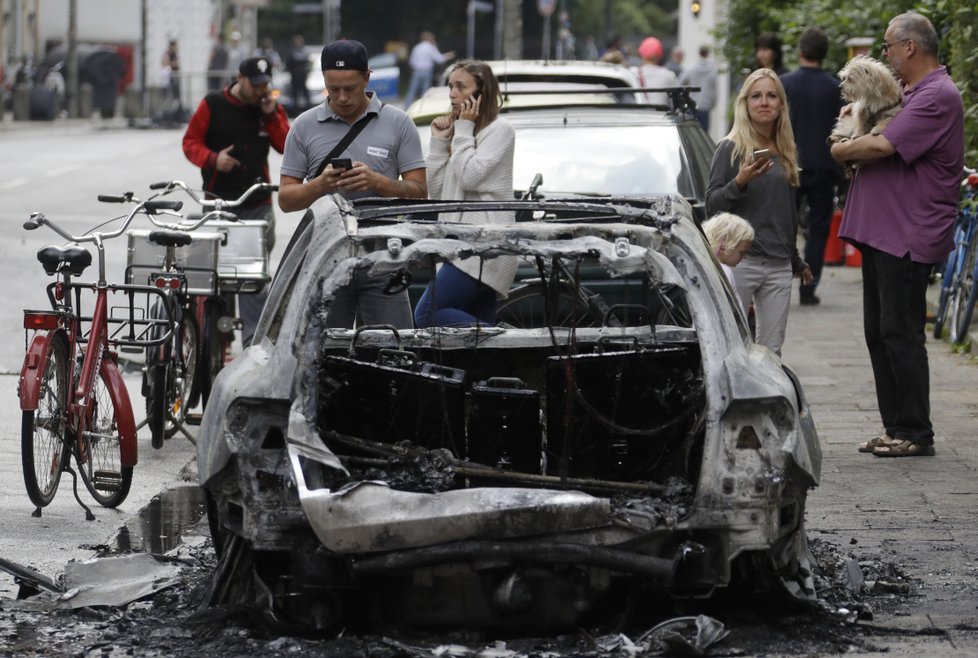 Summit G20 provázejí bouřlivé demonstrace, protestující spálili desítky aut.