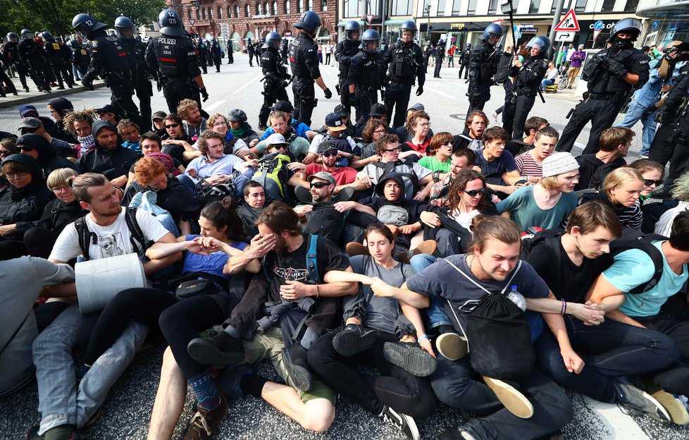 Summit G20 provázejí bouřlivé demonstrace, protestující spálili desítky aut.