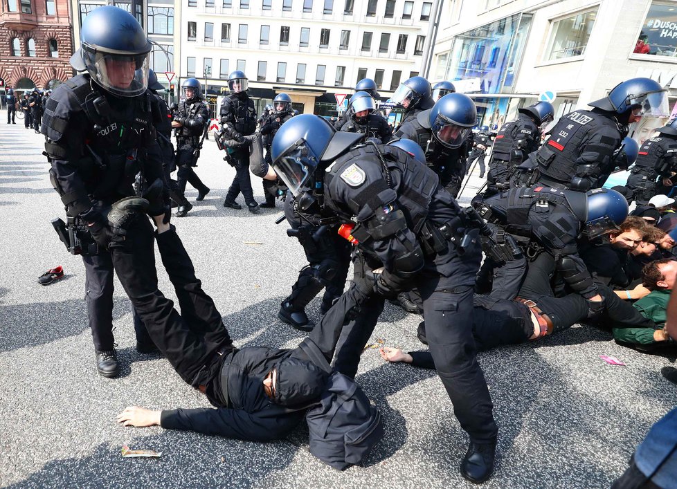 Summit G20 provázejí bouřlivé demonstrace, protestující spálili desítky aut.