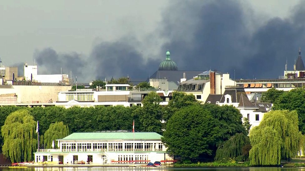 Summit G20 provázejí bouřlivé demonstrace, protestující spálili desítky aut.