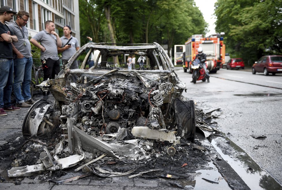 Summit G20 provázejí bouřlivé demonstrace, protestující spálili desítky aut.