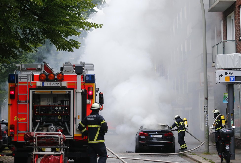 Summit G20 provázejí bouřlivé demonstrace, protestující spálili desítky aut.