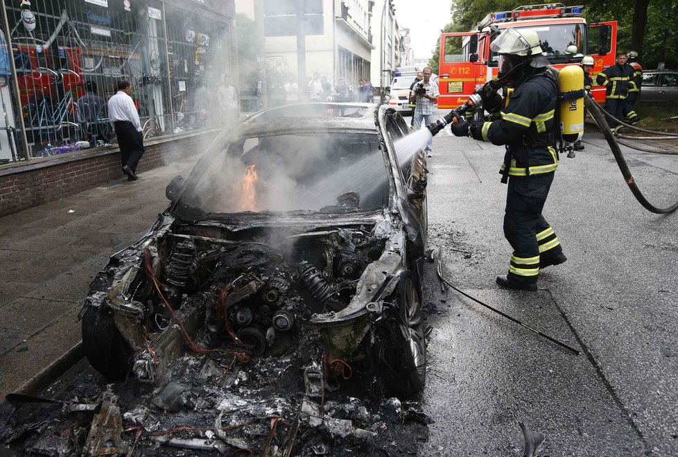 Summit G20 provázejí bouřlivé demonstrace, protestující spálili desítky aut.