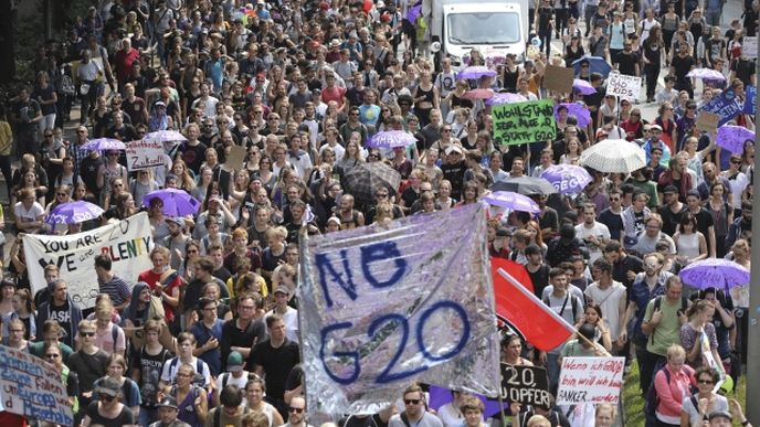 Summit G20 v Hamburku provázejí bouřlivé demonstrace