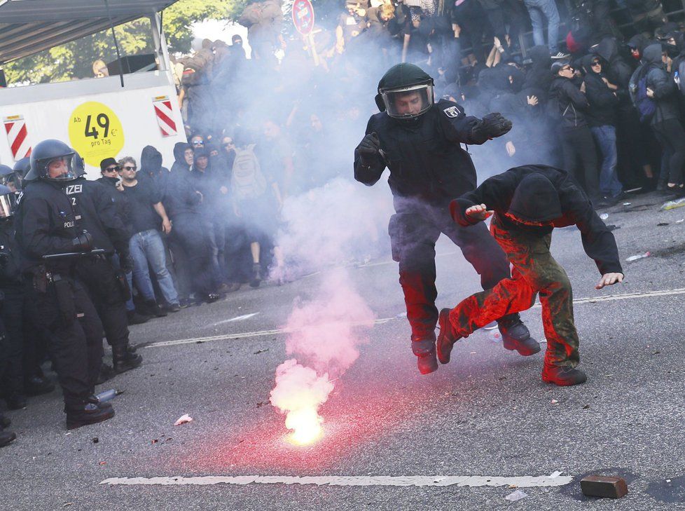 Protesty proti mocným a summitu G20 přerostly v německém Hamburku ve střety s policií